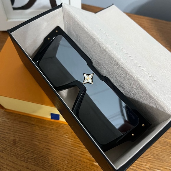 LOUIS VUITTON CYCLONE SUNGLASSES - Picture 4 of 7